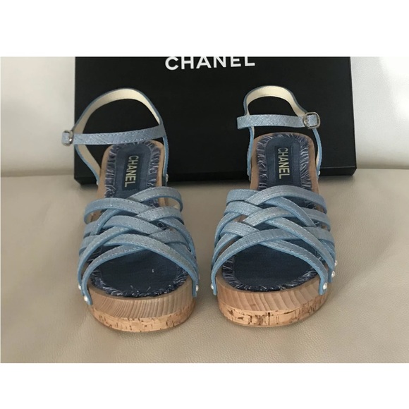 Chanel 18C Wood Platform Blue Fantasy Leather Pearl Studs Sandals EU40 9US New - Picture 2 of 12